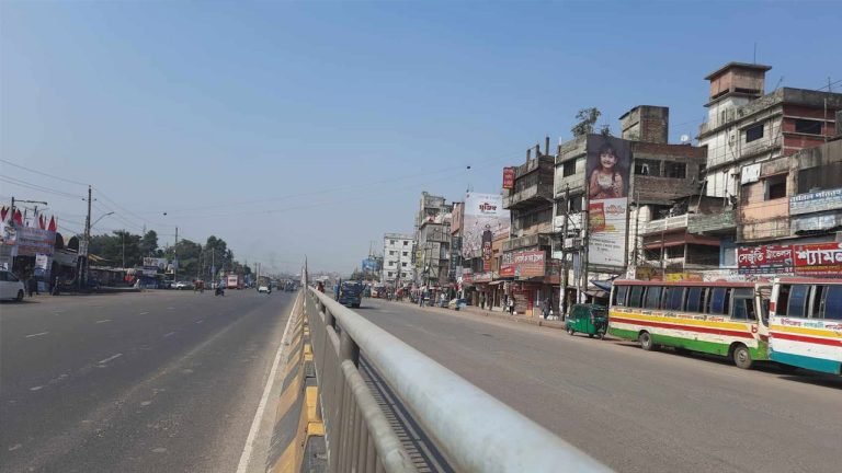 বিএনপি-জামায়াতের ৩৬ ঘণ্টার অবরোধ চলছে