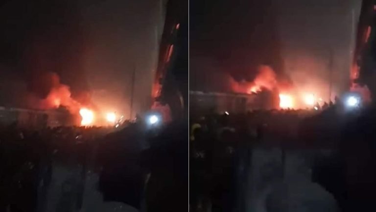 তেজগাঁওয়ে ট্রেনে আগুন, ৪ জনের মরদেহ উদ্ধার 