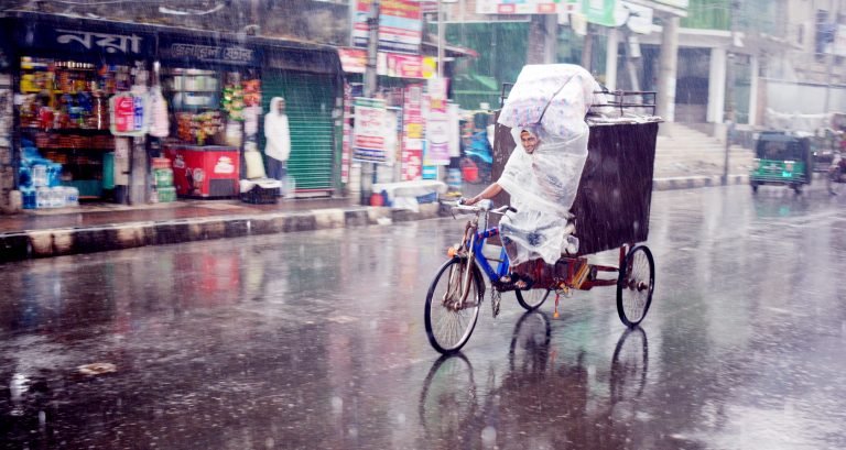 বরিশালে মাঘের কনকনে শীতের মধ্যে বৃষ্টি, নাকাল জনজীবন