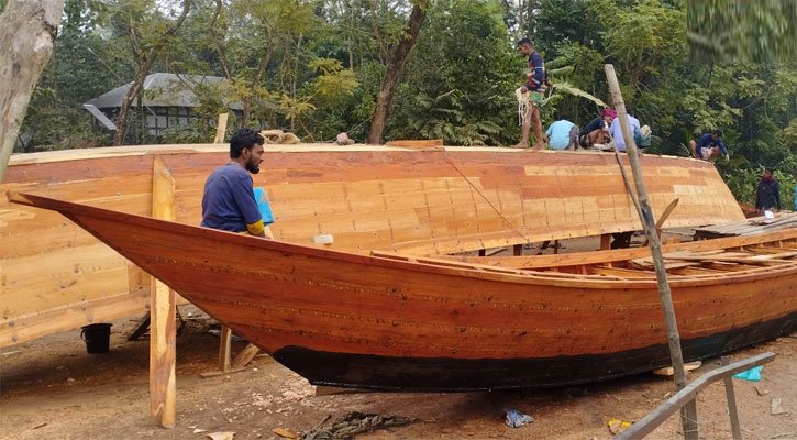 দক্ষিণাঞ্চলে নৌকা তৈরি করে জীবিকা নির্বাহ করে হাজারও পরিবার