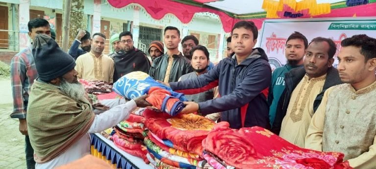 বাউফলে সুবিধা বঞ্চিতদের মাঝে কম্বল বিতরণ