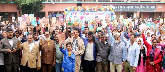 নতুন বই পেয়ে বাঁধভাঙা উচ্ছাসে শিক্ষার্থীরা