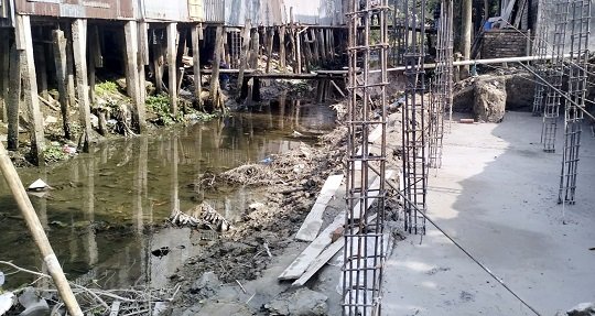 বরিশালে খাল দখল করে পাকা স্থাপনা নির্মান