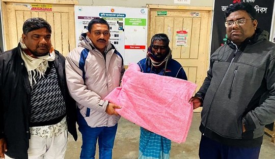 বরিশালে আগৈলঝাড়ায় শীতার্তদের মাঝে কম্বল বিতরণ