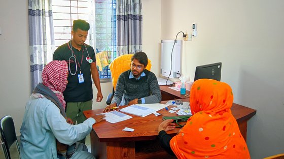 বরিশালে ফ্রি মেডিকেল ক্যাম্পে ওষুধ বিতরণ