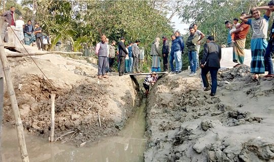 বাঁধ কেটে বোরো চাষের ব্যবস্থা করলেন ইউএনও