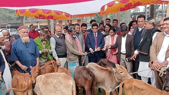 বাবুগঞ্জে উপকরণ বিতরণ ও সচেতনতামূলক সভা