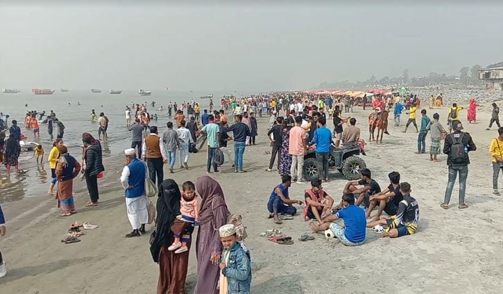 কুয়াকাটা সৈকত পর্যটকদের পদচারণায় মুখরিত