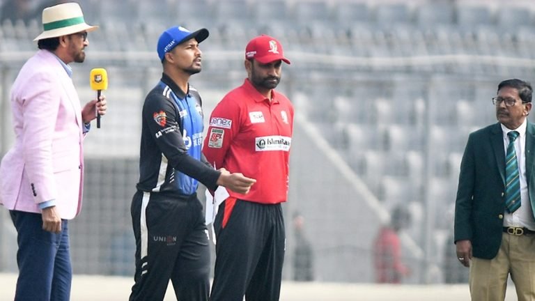 সাকিবদের বিপক্ষে ফিল্ডিংয়ের সিদ্ধান্ত বরিশালের