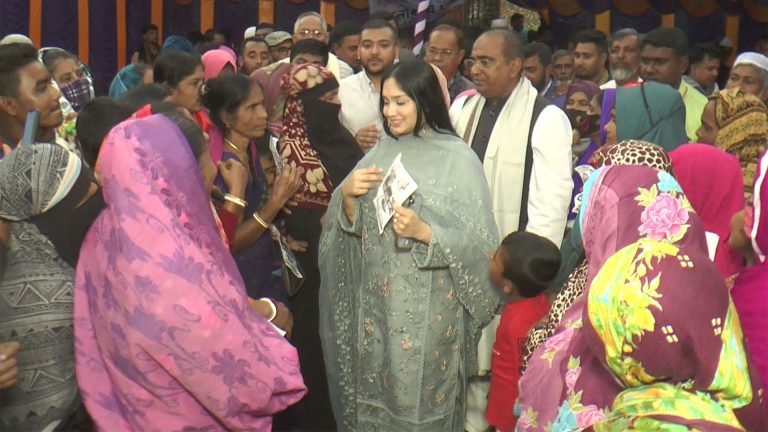 শ্বশুরের পক্ষে ভোট চাইতে ভোলায় অস্ট্রেলিয়ান পুত্রবধূ