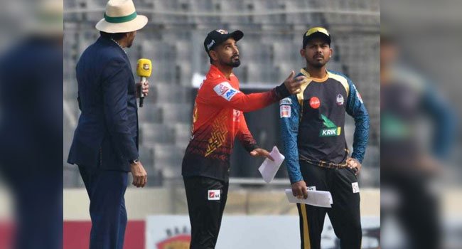বিপিএল শুরু : কুমিল্লাকে ব্যাটিংয়ে পাঠালো ঢাকা, যে একাদশ নিয়ে লড়াইয়ে দুই দল