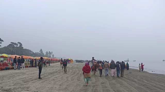 হিমেল বাতাস উপেক্ষা করে কুয়াকাটা সৈকতে পর্যটকরা