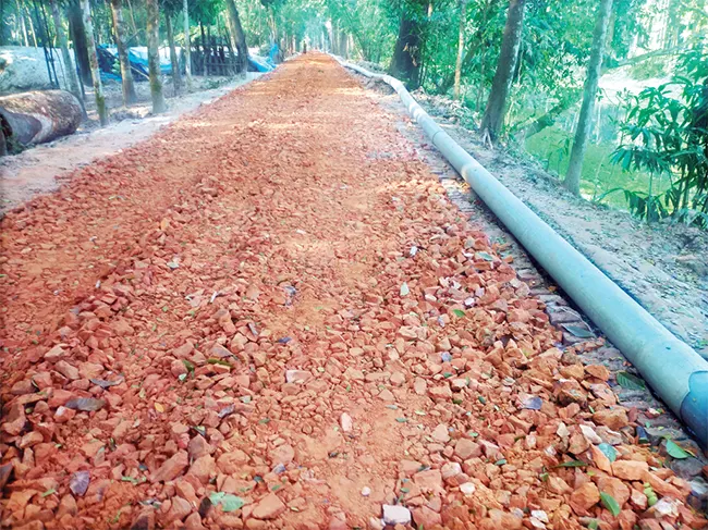 মির্জাগঞ্জে নিম্নমানের সামগ্রী দিয়ে চলছে রাস্তার সংস্কার