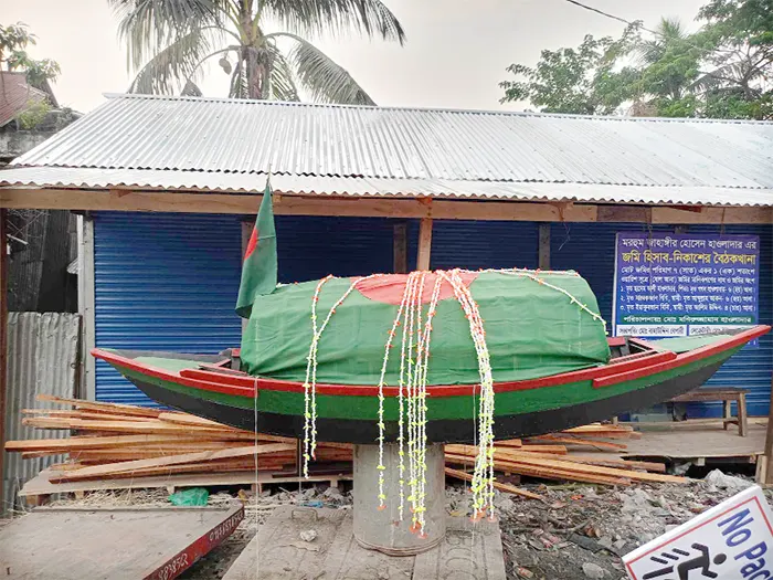 মির্জাগঞ্জে নৌকা টাঙিয়ে সওজের জমি দখল