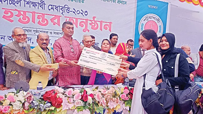 পটুয়াখালী পৌরসভার উদ্যোগে ২১০ শিক্ষার্থীকে বৃত্তির চেক প্রদান