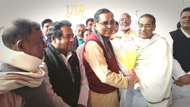 হাসানাত আবদুল্লাহকে ফুলেল শুভেচ্ছায় সিক্ত করলেন মেনন