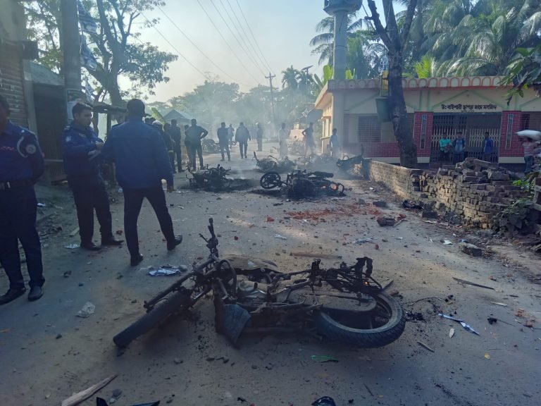 বরিশালে স্বতন্ত্র প্রার্থীর মিছিলে হামলা, ১২টি মোটরসাইকেল আগুন,আহত ৩০