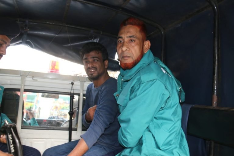বরিশালে ম্যাজিস্ট্রেটের উপরে হামলা যুবক আটক