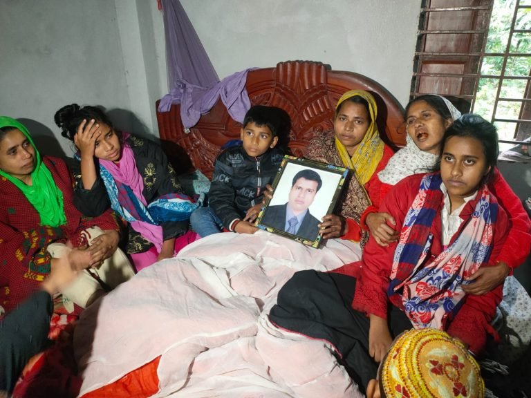 পাটুরিয়ায় ফেরিডুবিতে নিখোঁজ হুমায়ুনের বাড়িতে স্বজনদের আহাজারি