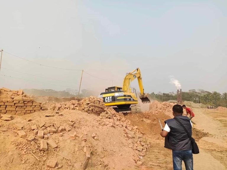 বরিশালে অবৈধ দুই ইটভাটা গুড়িয়ে দিয়েছে ভ্রাম্যমাণ আদালত