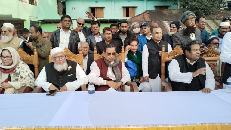 নৌকা মার্কা প্রার্থী রাশেদ খান মেননকে স্বতন্ত্র প্রার্থী মনিরুল ইসলামের সমর্থন