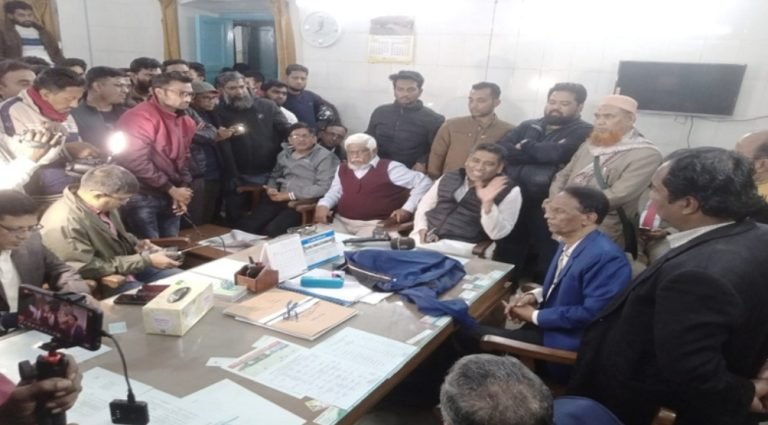 বরিশালে আ.লীগ সভাপতিকে বিবস্ত্র করে পেটালেন ছাত্রলীগ