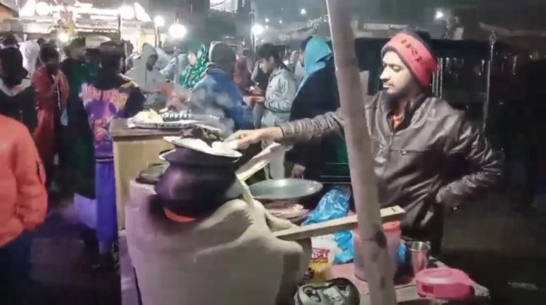 বরিশালে তীব্র শীতে জমে উঠেছে পিঠা বিক্রি