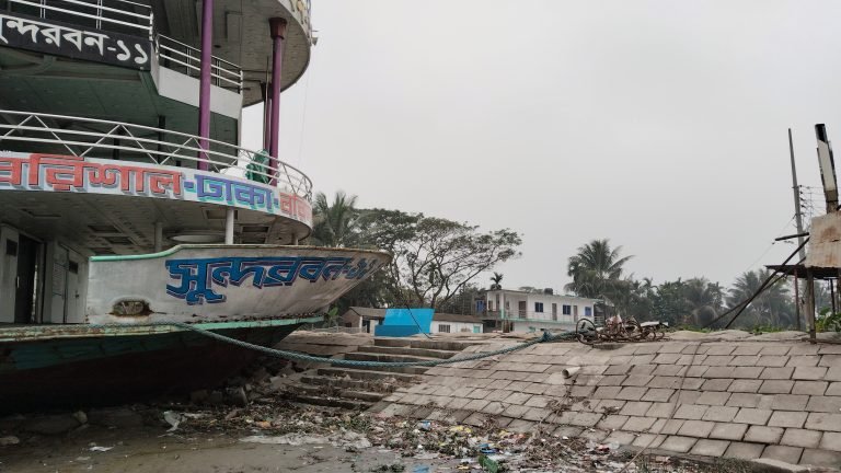 অস্তিত্ব সংকটে বরিশালের জাহাজ নির্মাণ শিল্প