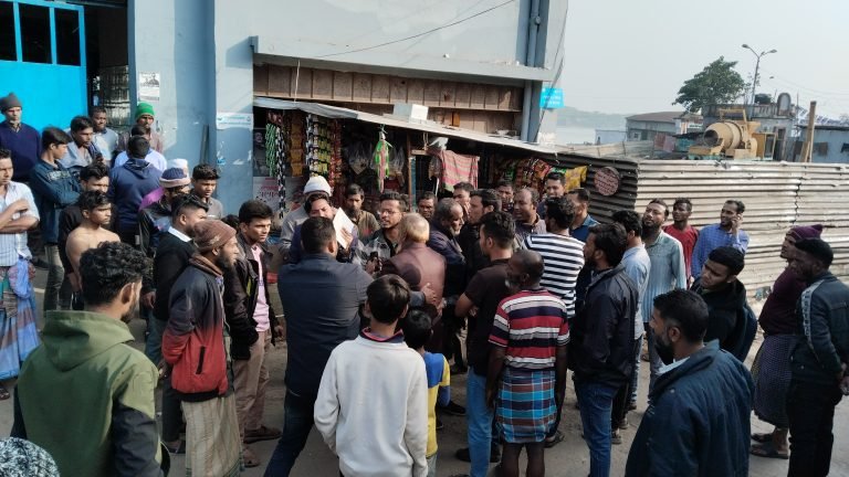 বরিশালে লাহারহাট লঞ্চঘাটে দুই গ্রুপের সংঘর্ষ  