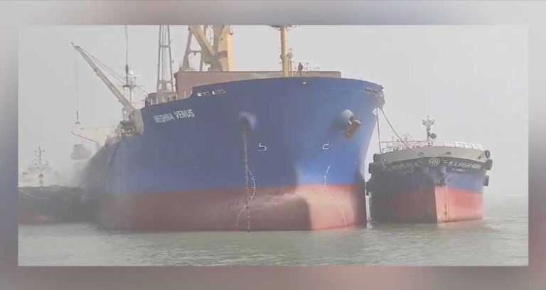 পায়রা বন্দরে ভিড়ল ক্লিংকার ও ক্রেনবাহী ২ জাহাজ