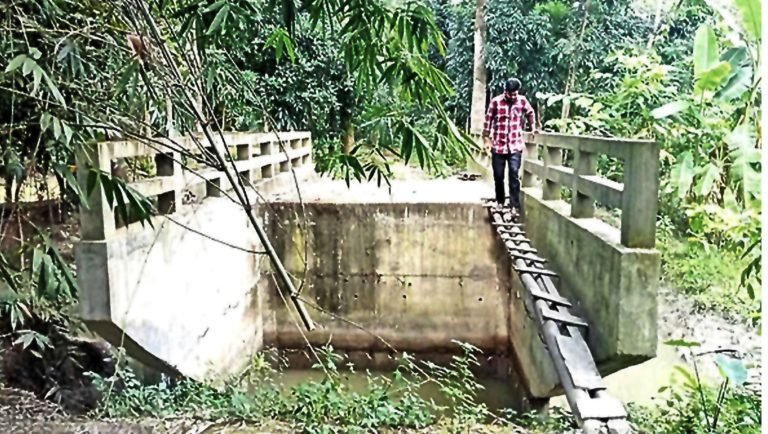 বরিশালে সেতু নির্মাণ :  তিন মাসের কাজ শেষ হয়নি দুই বছরেও