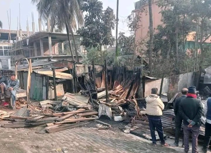 বরিশালে ৪ দোকান আগুন পুড়ে ছাই, ঘুমিয়ে থাকা কর্মচারীর মৃত্যু