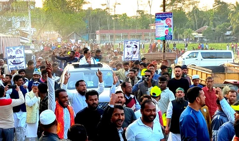 পটুয়াখালী-২ নৌকার শেষ পথসভায় জনতার ঢল