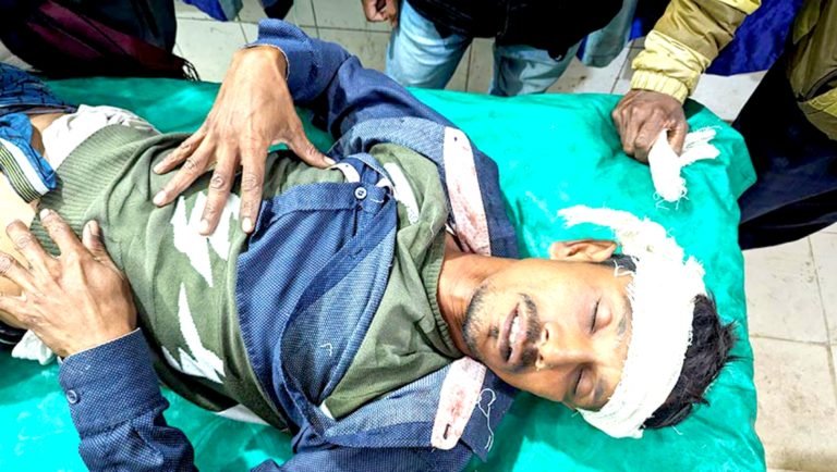 বাউফলে ব্যবসায়ীকে কুপিয়ে জখম