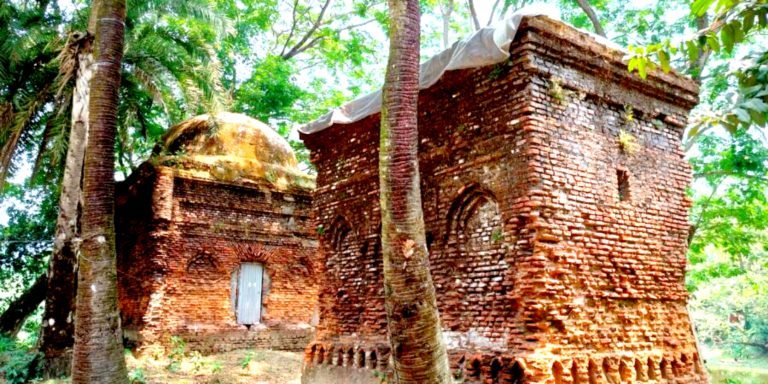 গলাচিপায় কালের স্বাক্ষী হয়ে দাড়িয়ে আছে ৫০০ বছরের পুরনো গুরিন্দা মসজিদ