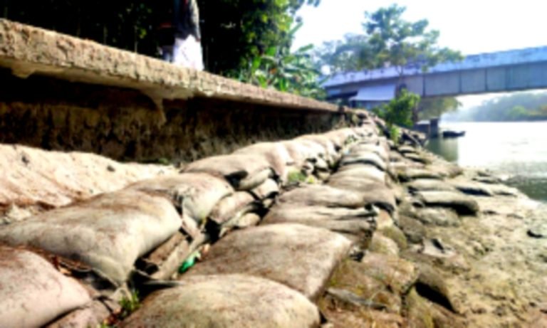 দুমকীতে ভাঙ্গনের ঝুঁকিতে রাস্তা : জিও ব্যাগ প্রকল্প বন্ধের অভিযোগ
