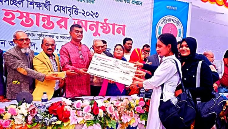 পটুয়াখালী পৌরসভার উদ্যোগে ২১০ শিক্ষার্থীকে বৃত্তির চেক প্রদান