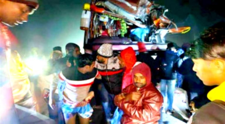 ঘন কুয়াশাতে পটুয়াখালী – বরিশাল মহাসড়কে বাস দুর্ঘটনায় আহত ৩