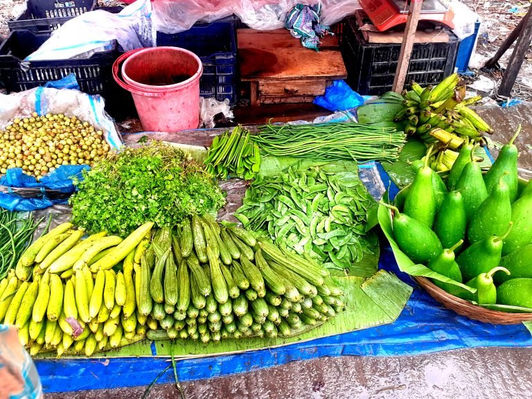 কনকনে শীতেও গরম পটুয়াখালীর সবজির বাজার