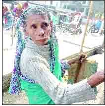 বরিশালে ষাটোর্ধ্ব আয়েশার কপালে আজও জোটেনি বয়স্ক ভাতার কার্ড