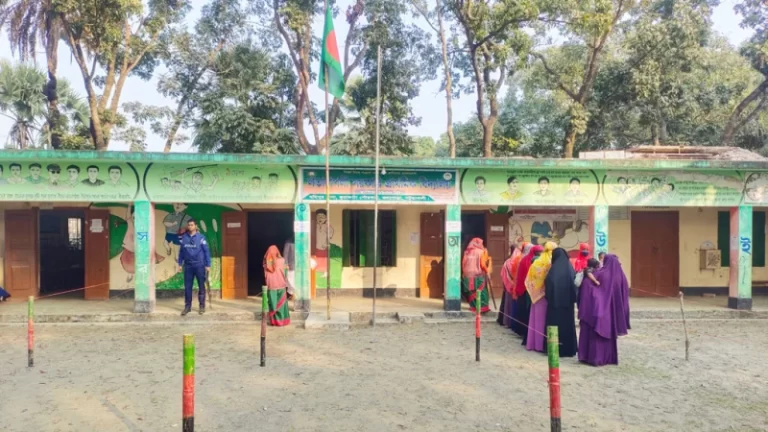 ভোট দেতে আইছি আর গেছি, কোনো আমেজ নাই’