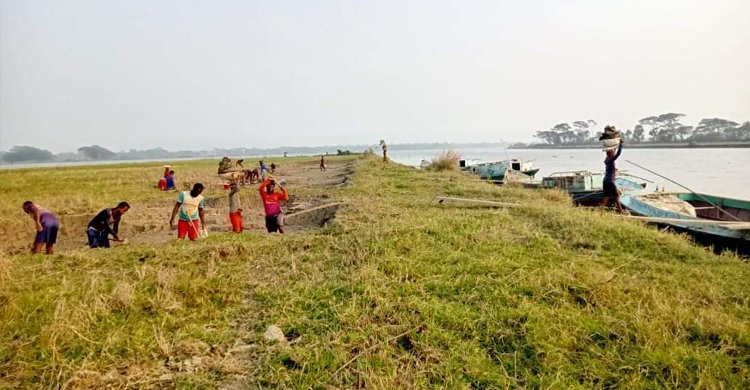 বরিশালে নদী তীরের মাটি কাটায় ১৫ শ্রমিককে জরিমানা