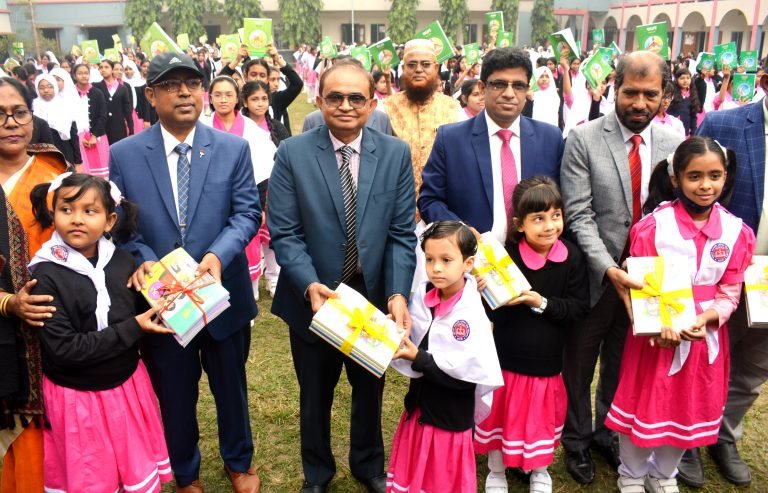 বরিশালে উৎসবমূখর পরিবেশে শিক্ষার্থীদের হাতে নতুন বই বিতরন