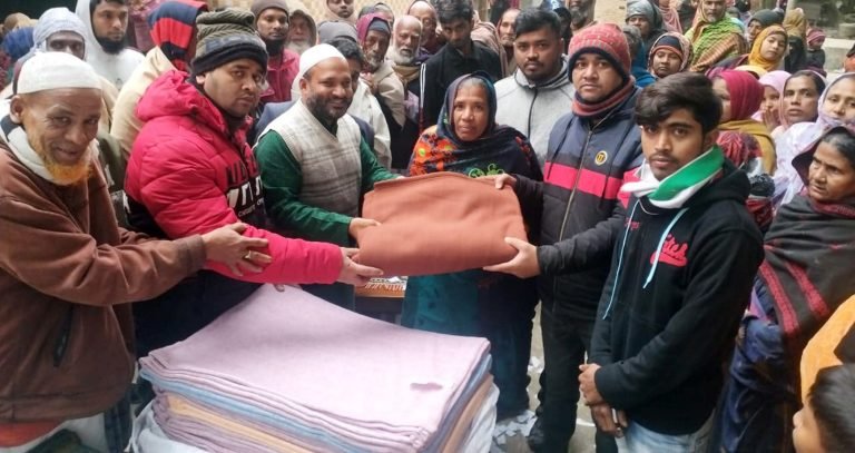 গৌরনদীতে আবুল হাসনাত আব্দুল্লাহ’র পক্ষ থেকে শীতার্তদের মাঝে কম্বল বিতরণ