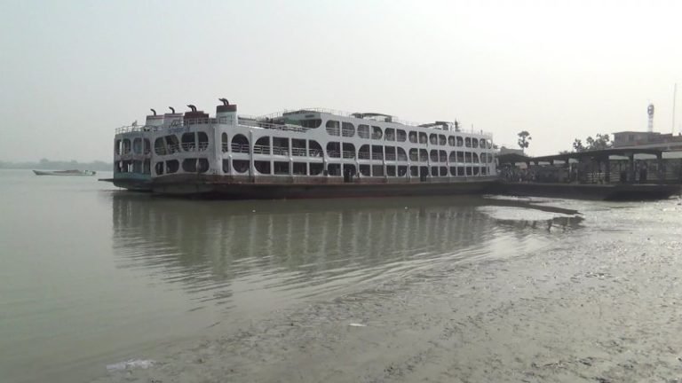 পটুয়াখালীতে নাব্য সংকট চরমে, ঝুঁকি নিয়ে চলছে নৌযান