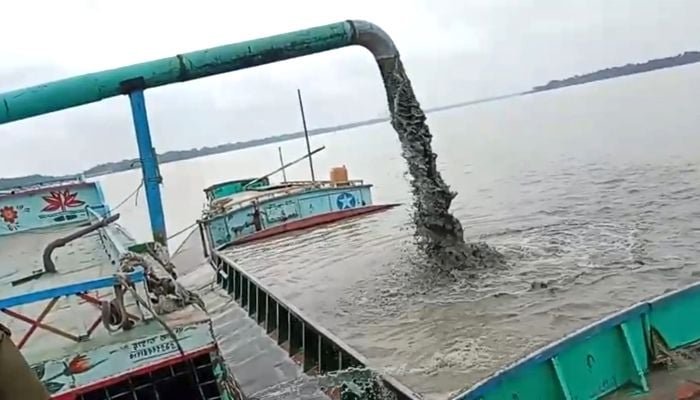বরগুনায় সন্ধ্যা নামতেই নদীতে ড্রেজারের দাপট, ঝুঁকিতে জনপদ