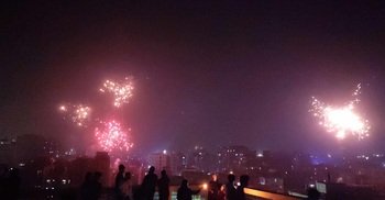 আইন অমান্য করে আতশবাজি-ফানুসে নতুন বছর উদযাপন