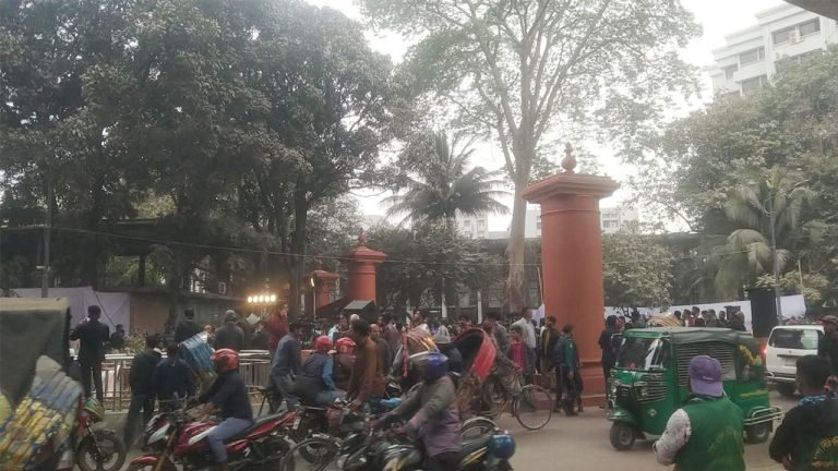 শহরের মাঝখানে যে কারণে তৈরি হয় ‘ঢাকা গেট’