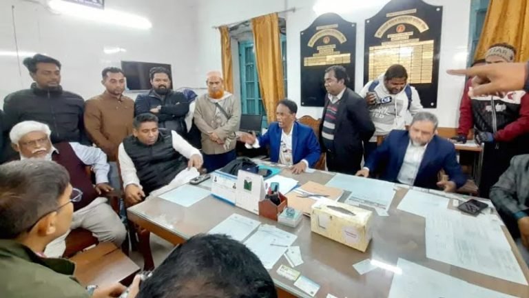 সাদিক আব্দুল্লাহর কথায় কলেজ চলবে না—এই বলে সভাপতিকে পিটিয়ে বিবস্ত্র