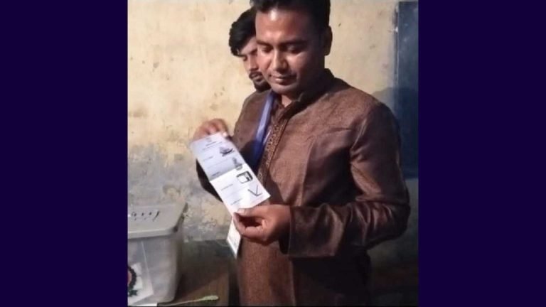 নিজের প্রতীকে ভোট না দিয়ে নৌকায় সিল মারলেন প্রার্থী,পটুয়াখালীতে সমর্থকদের ক্ষোভ